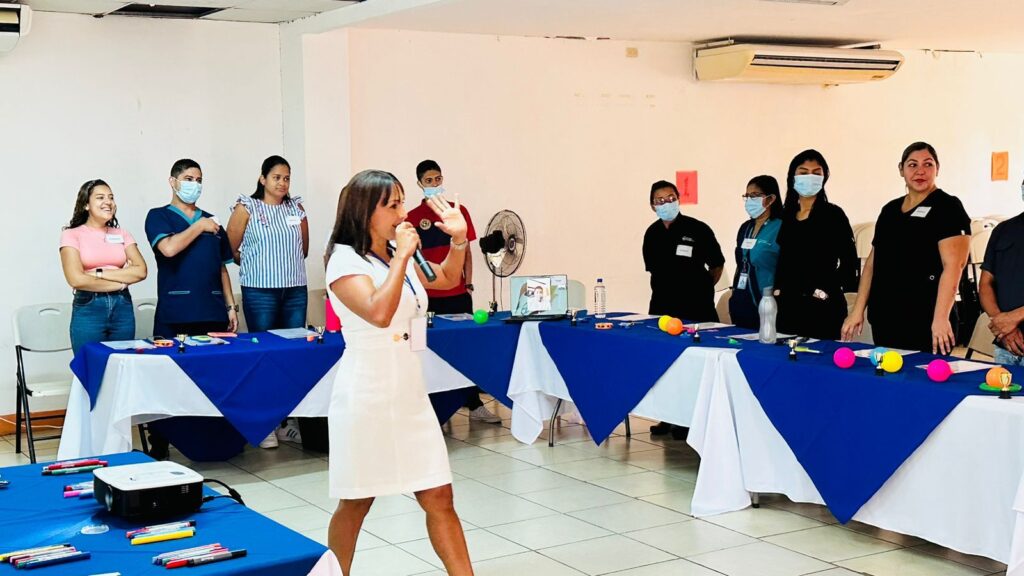 NUESTRA FACILITADORA EN ACCION